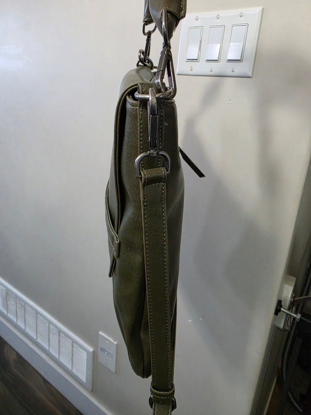 Matt & Nat Olive Green Vegan Leather Crossbody Tote Large - Picture 5 of 13